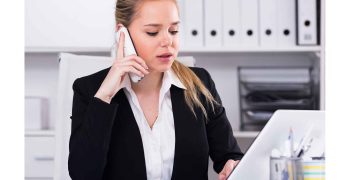 Femme-téléphone-air-sérieux